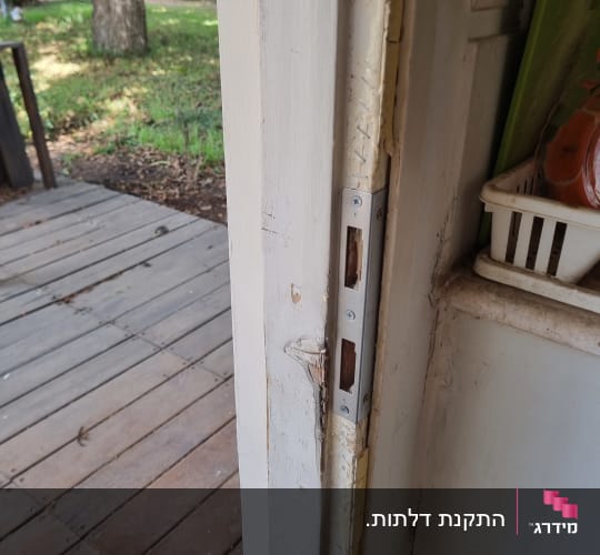 מנעול דלת עם מסגרת עץ חשופה